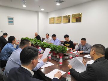 河南省建筑業(yè)協(xié)會(huì)建筑修繕?lè)謺?huì)第一次理事會(huì)在朝欽節(jié)能鄭州營(yíng)銷(xiāo)中心舉行